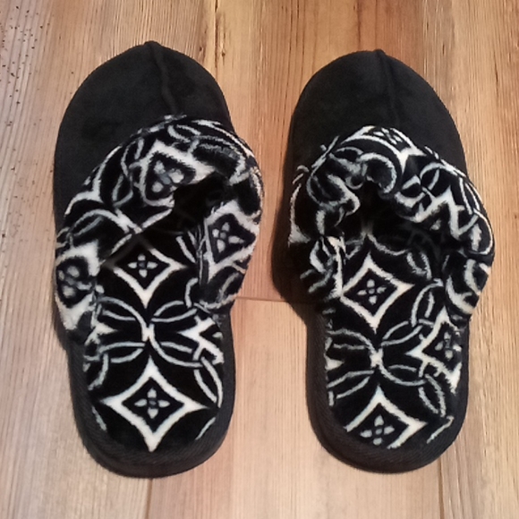 Vera Bradley Shoes - πNew Very Bradley π¨οΈ slippers 7-8 Vera Bradley Shoes - πNew Very Bradley π¨οΈ slippers 7-8